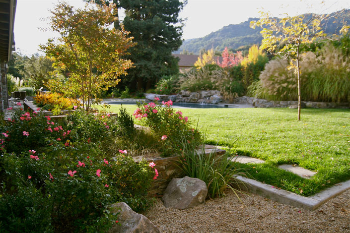 Idéer för mellanstora amerikanska trädgårdar i full sol på hösten, med en fontän och grus