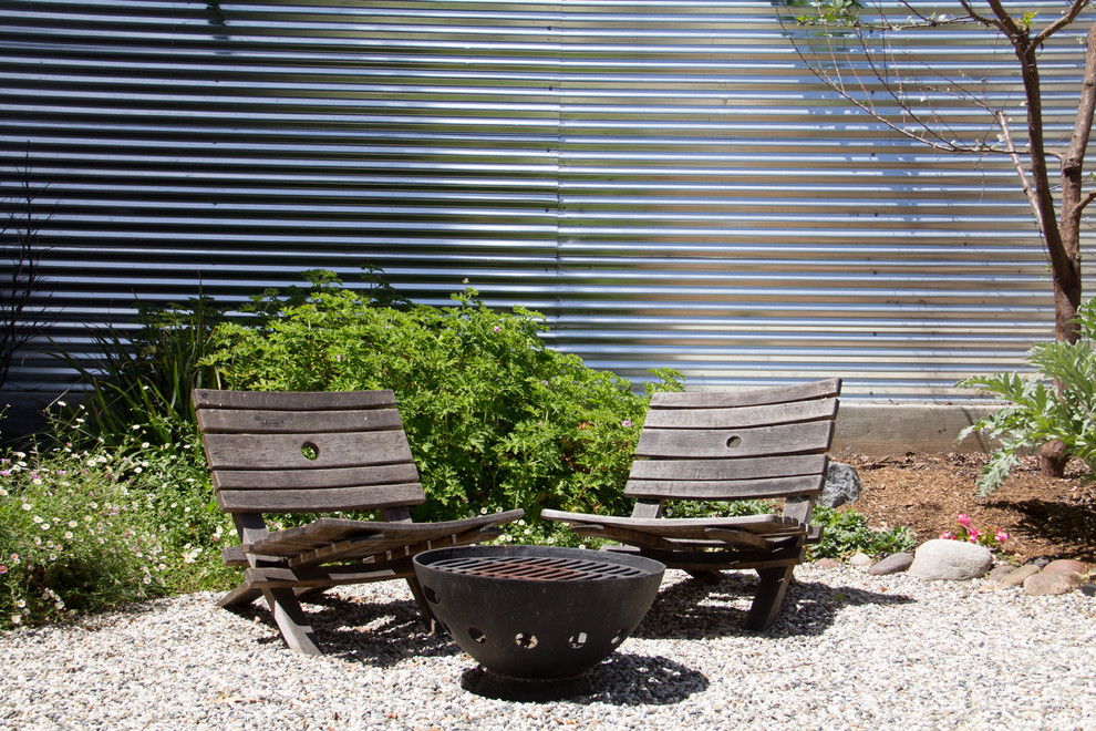 Esempio di un giardino country esposto in pieno sole di medie dimensioni e davanti casa con ghiaia