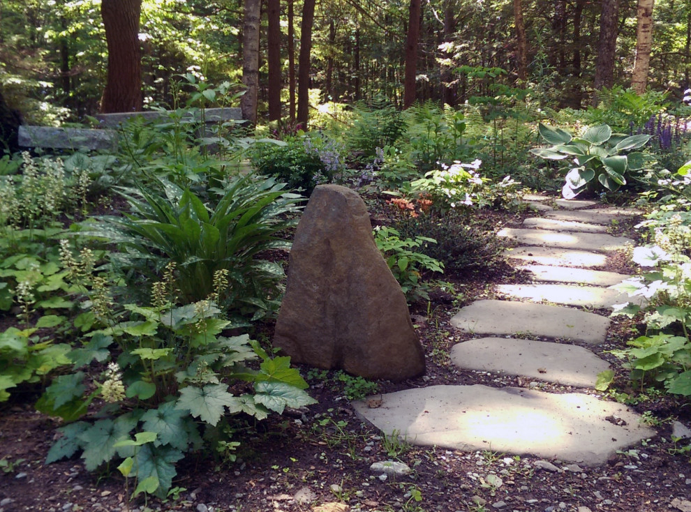 Foto de jardín grande con roca decorativa y exposición reducida al sol