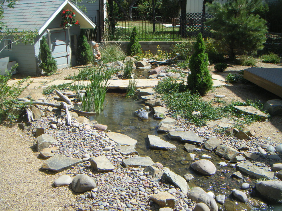 Ispirazione per un ampio laghetto da giardino stile americano esposto in pieno sole dietro casa