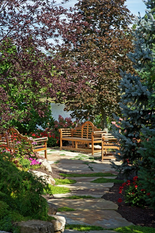 На фото: большой тенистый, летний участок и сад на заднем дворе в классическом стиле с садовой дорожкой или калиткой и покрытием из каменной брусчатки