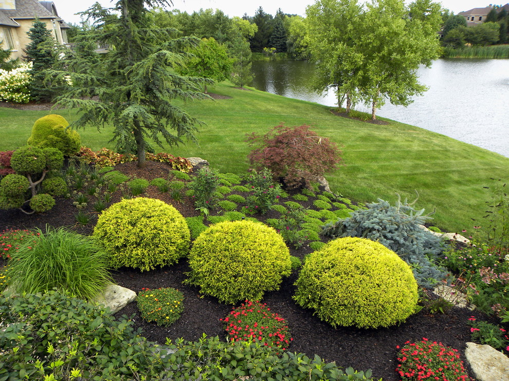 Идея дизайна: летний участок и сад среднего размера на заднем дворе в классическом стиле с полуденной тенью