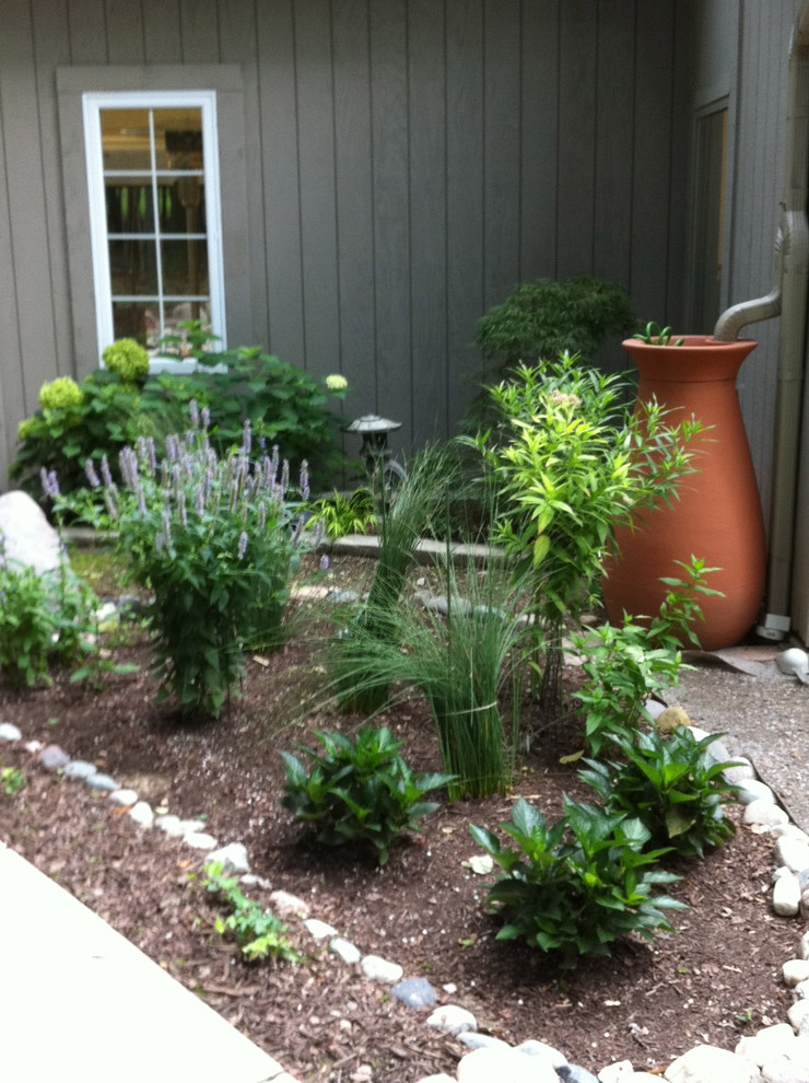 This is an example of a traditional landscaping in Detroit.