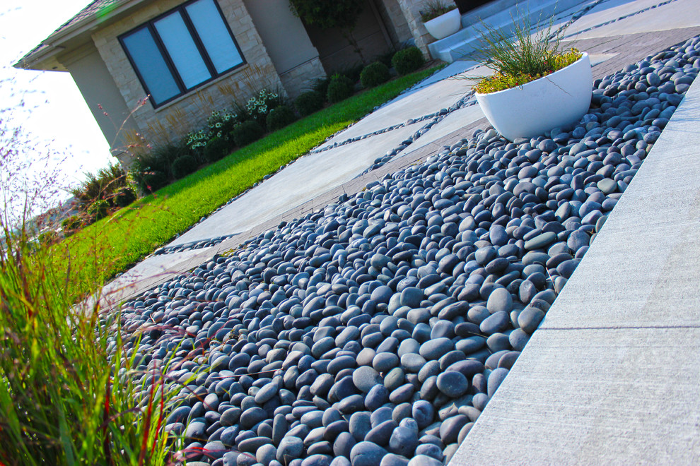 Design ideas for a mid-sized contemporary front yard landscaping in Omaha.