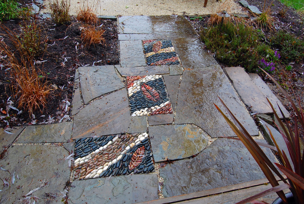 Ispirazione per un giardino eclettico dietro casa con pavimentazioni in pietra naturale