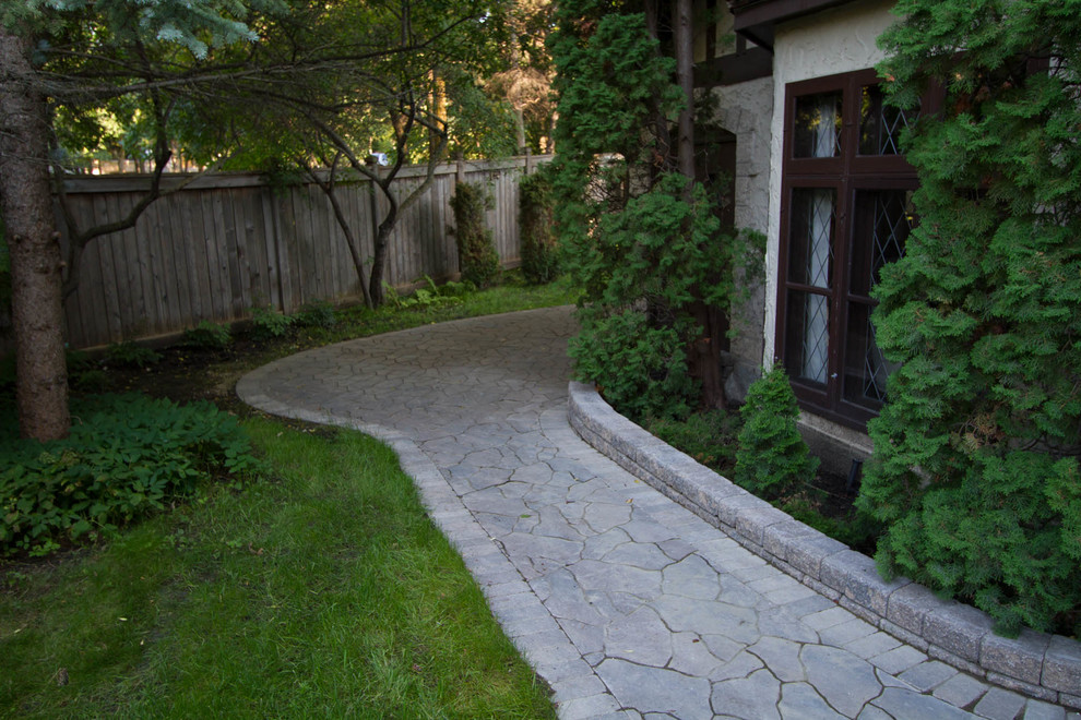 Immagine di un giardino con pavimentazioni in mattoni