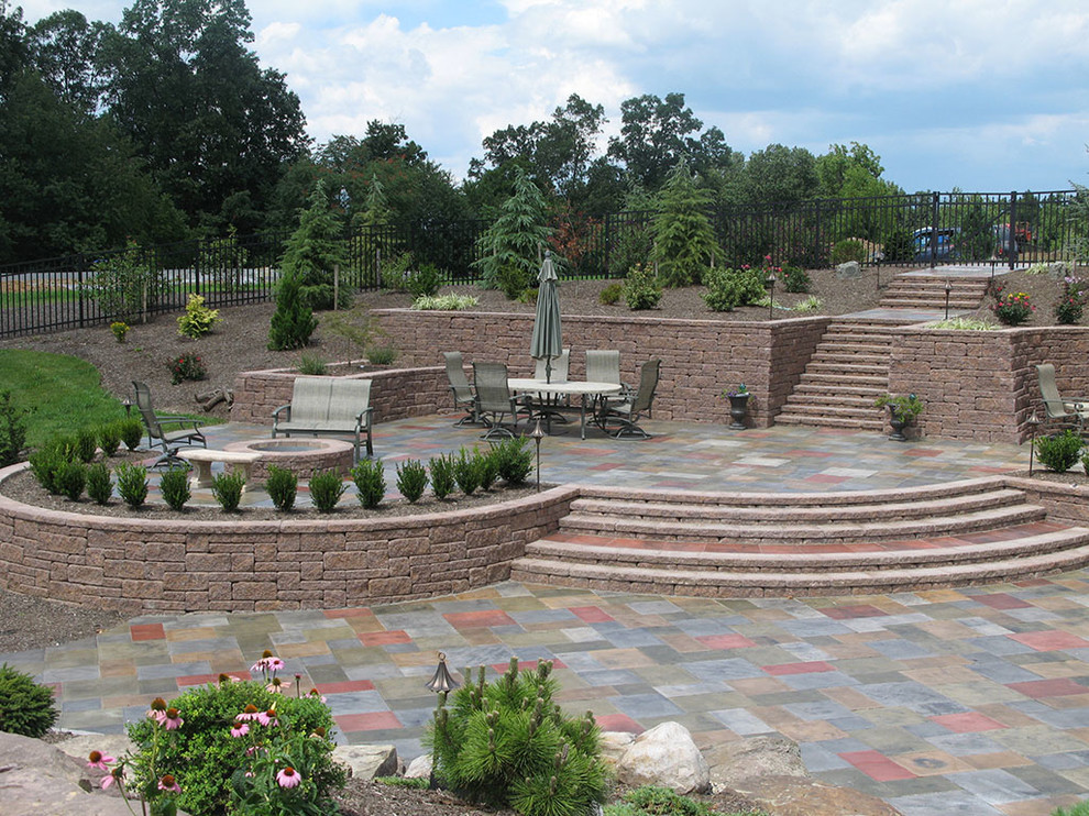 Exemple d'un grand jardin arrière chic avec un mur de soutènement.
