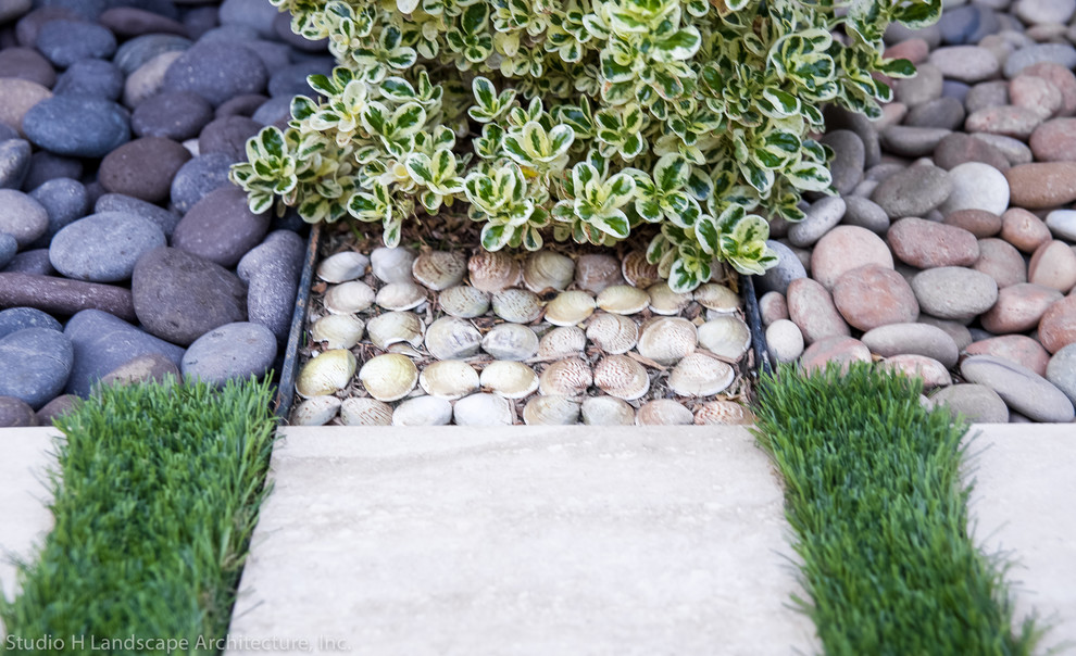 Ispirazione per un piccolo giardino minimalista dietro casa con un ingresso o sentiero e pavimentazioni in pietra naturale