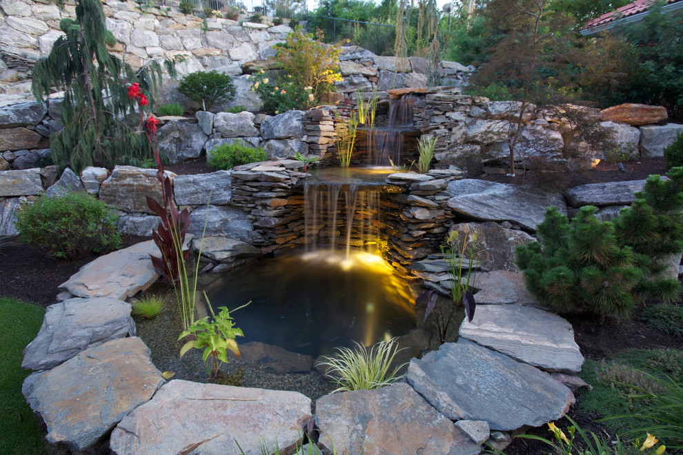 На фото: садовый фонтан в современном стиле