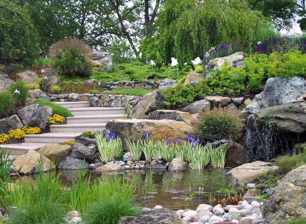 Inspiration för moderna trädgårdar, med en fontän