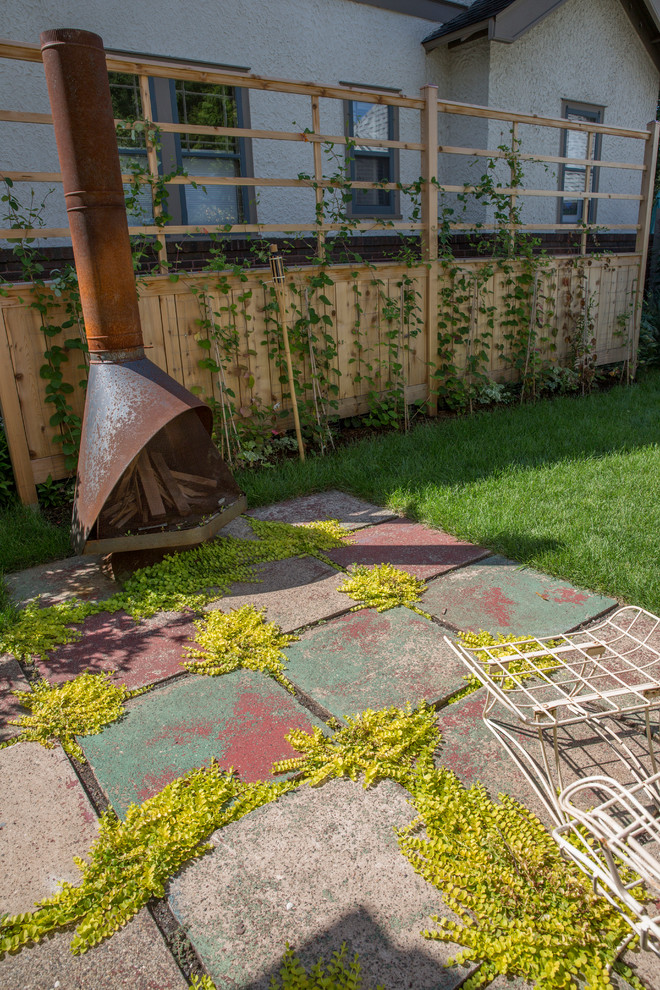 Moderner Gartenkamin im Frühling, hinter dem Haus mit direkter Sonneneinstrahlung und Betonboden in Minneapolis