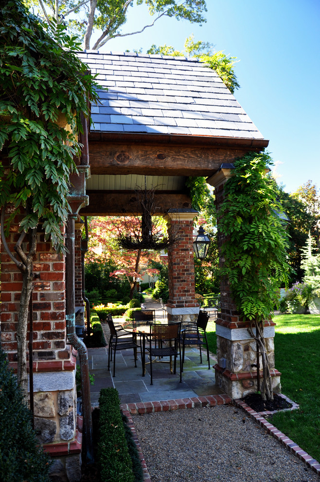 Inspiration for a large classic courtyard garden in Louisville.