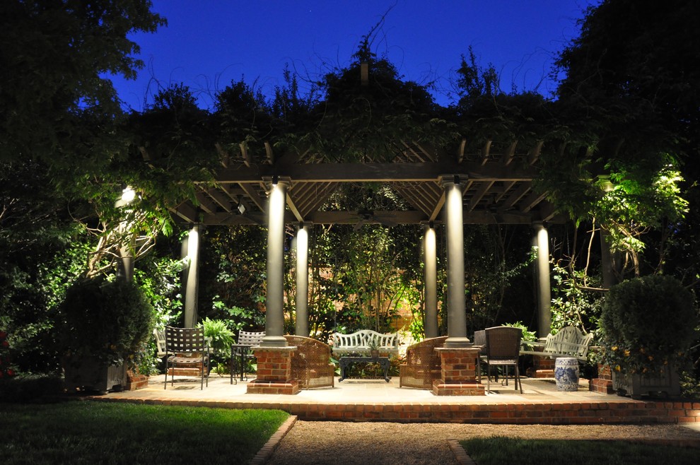 Foto di un grande giardino classico in cortile