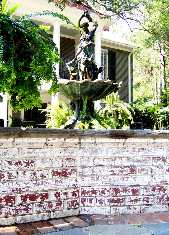 Esempio di un grande giardino classico in cortile con fontane