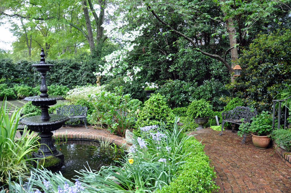 Inspiration för en mellanstor vintage bakgård, med naturstensplattor och en fontän