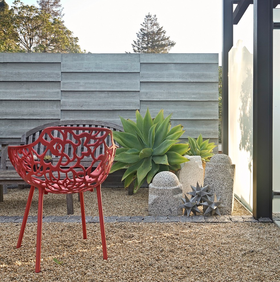 Пример оригинального дизайна: большой тенистый засухоустойчивый сад на боковом дворе в стиле ретро с покрытием из гравия