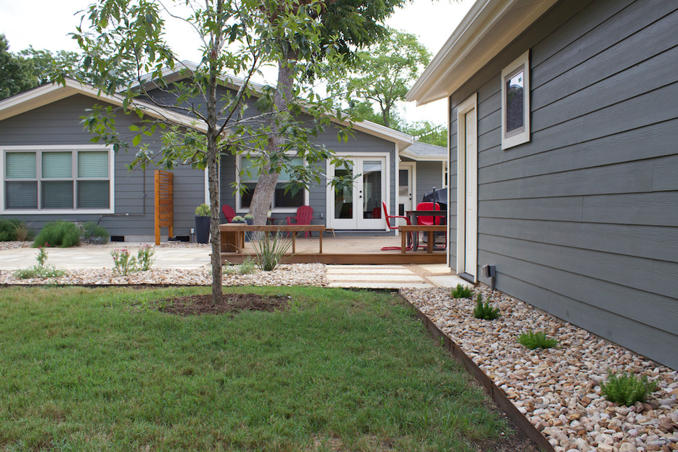 Ejemplo de jardín de secano minimalista de tamaño medio en patio trasero con exposición parcial al sol y adoquines de piedra natural