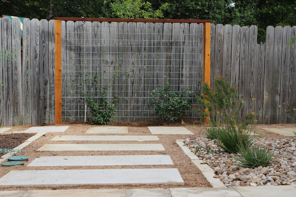 На фото: засухоустойчивый сад среднего размера на заднем дворе в стиле модернизм с полуденной тенью и покрытием из каменной брусчатки с