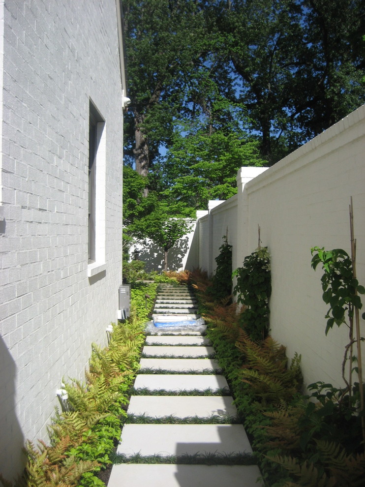 Ispirazione per un giardino contemporaneo esposto a mezz'ombra in cortile con pavimentazioni in pietra naturale e un ingresso o sentiero
