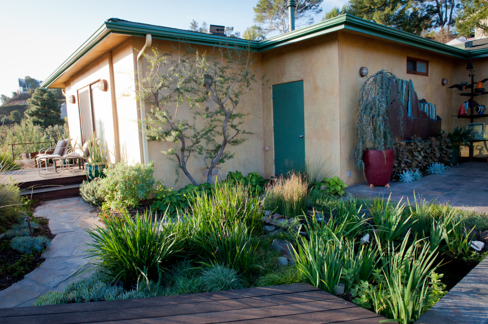 Geräumiger, Halbschattiger Moderner Garten im Winter mit Natursteinplatten in Los Angeles