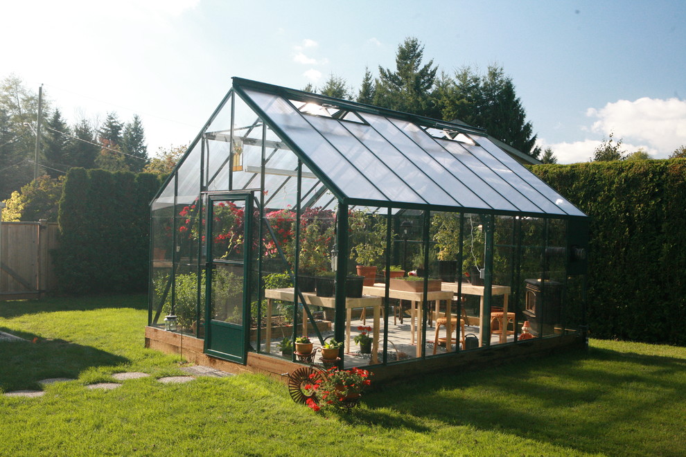 Idéer för en mellanstor modern trädgård i full sol på sommaren, med utekrukor och naturstensplattor