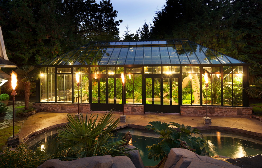 Geometrischer, Geräumiger, Halbschattiger Moderner Gartenteich im Sommer, hinter dem Haus mit Natursteinplatten in Vancouver