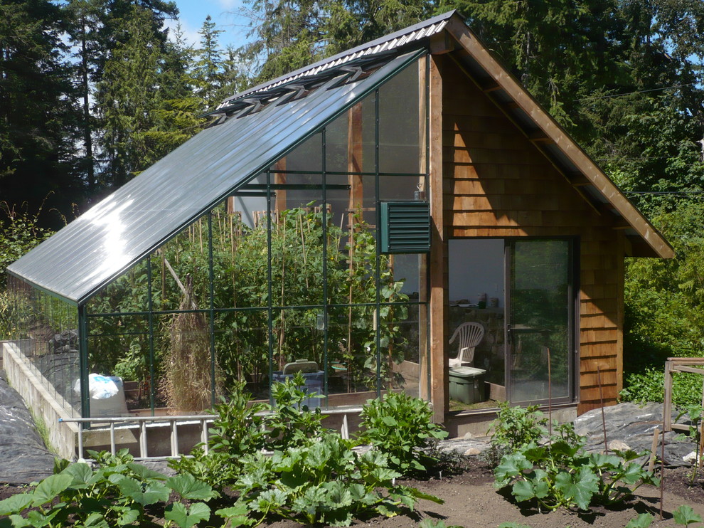 Geometrischer, Großer Moderner Garten im Frühling, hinter dem Haus mit Kübelpflanzen, direkter Sonneneinstrahlung und Dielen in Vancouver