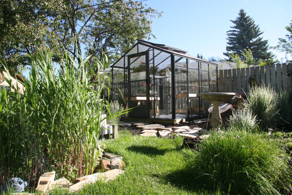 Immagine di un grande giardino formale minimal esposto in pieno sole dietro casa in estate con un giardino in vaso e pavimentazioni in pietra naturale