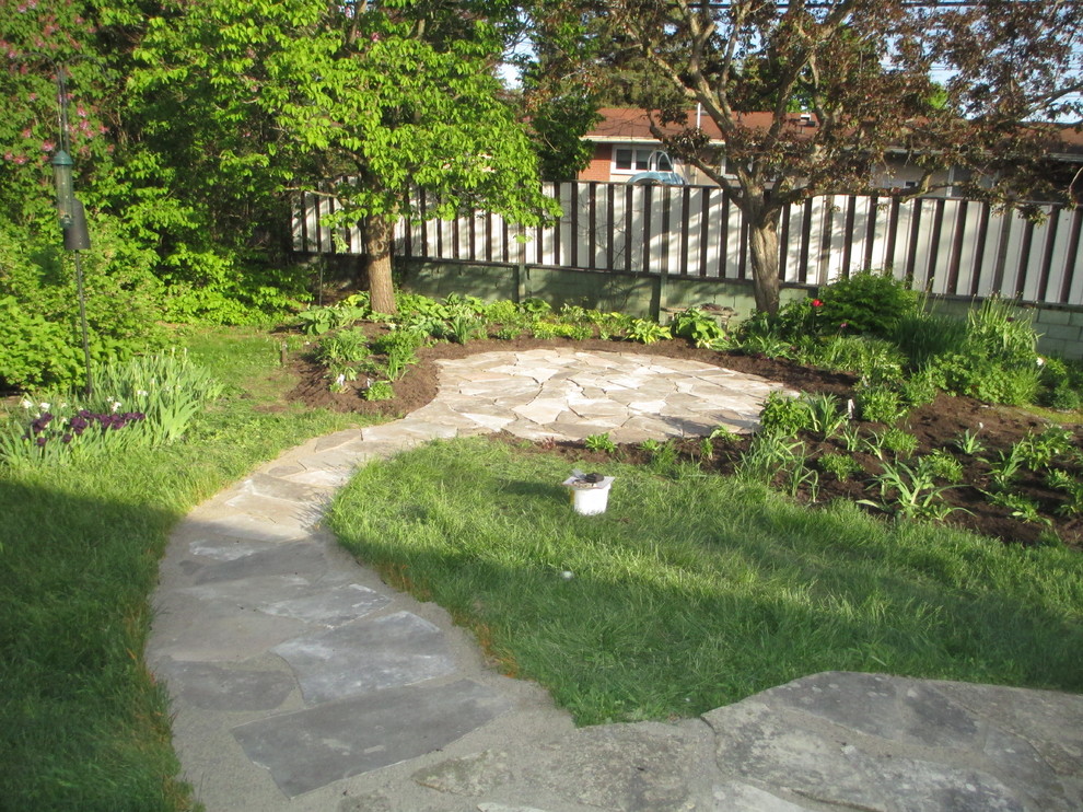 Exempel på en rustik trädgård, med en trädgårdsgång