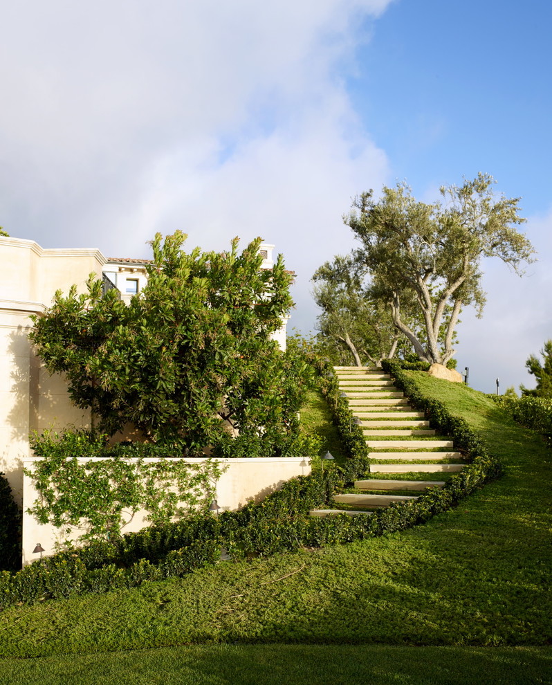 Esempio di un giardino mediterraneo con un ingresso o sentiero e un pendio, una collina o una riva