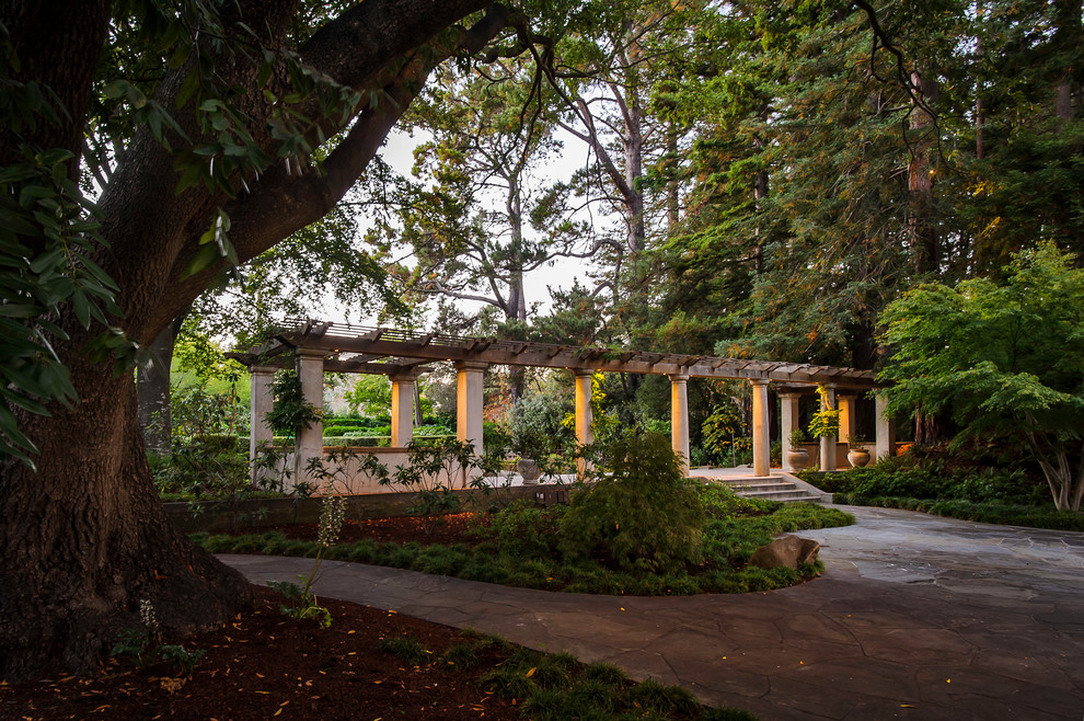 Exemple d'un jardin arrière chic avec des pavés en pierre naturelle.