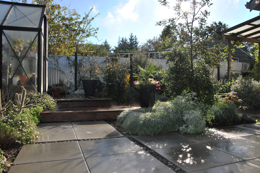 Ejemplo de jardín de secano clásico grande en patio trasero con exposición parcial al sol y gravilla
