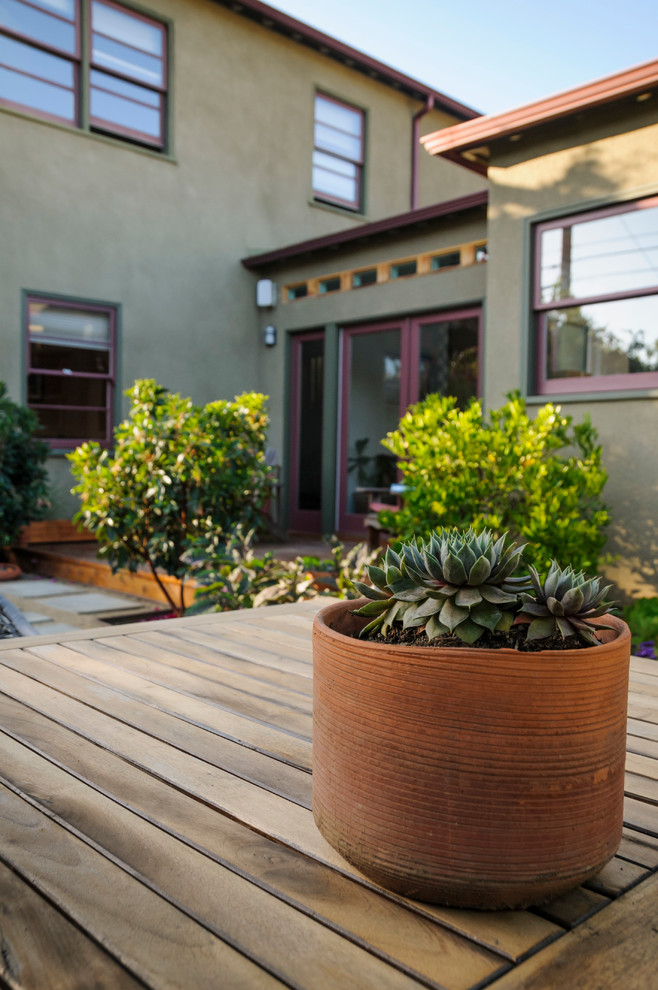 Mittelgroßer, Halbschattiger, Geometrischer Klassischer Garten hinter dem Haus, im Frühling in Los Angeles