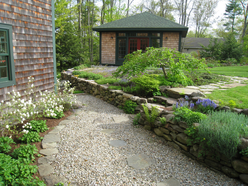 Aménagement d'un aménagement d'entrée ou allée de jardin avant classique l'été et de taille moyenne avec une exposition ensoleillée et du gravier.