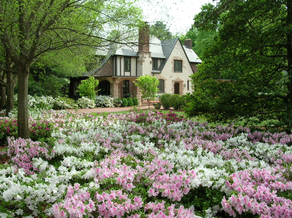 Inspiration för en vintage trädgård framför huset och blomsterrabatt