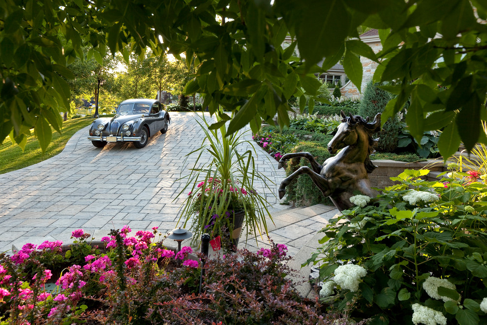 Свежая идея для дизайна: участок и сад на переднем дворе в классическом стиле с подъездной дорогой - отличное фото интерьера