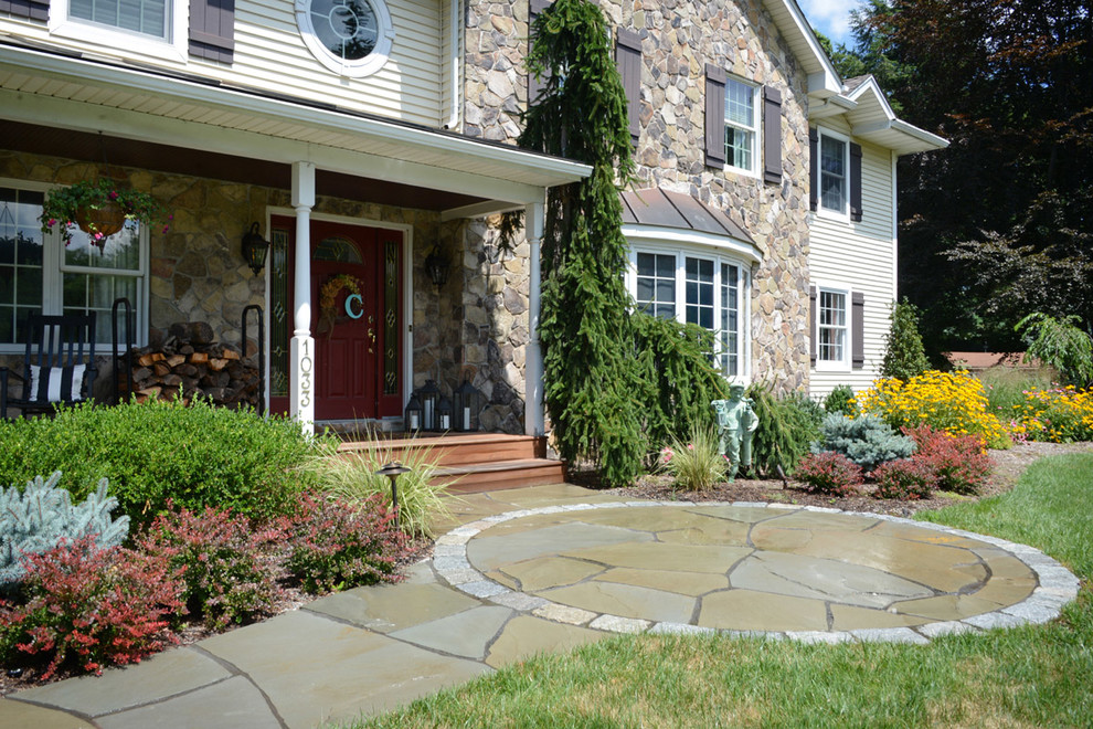 Inspiration for a mid-sized traditional full sun front yard landscaping in New York.