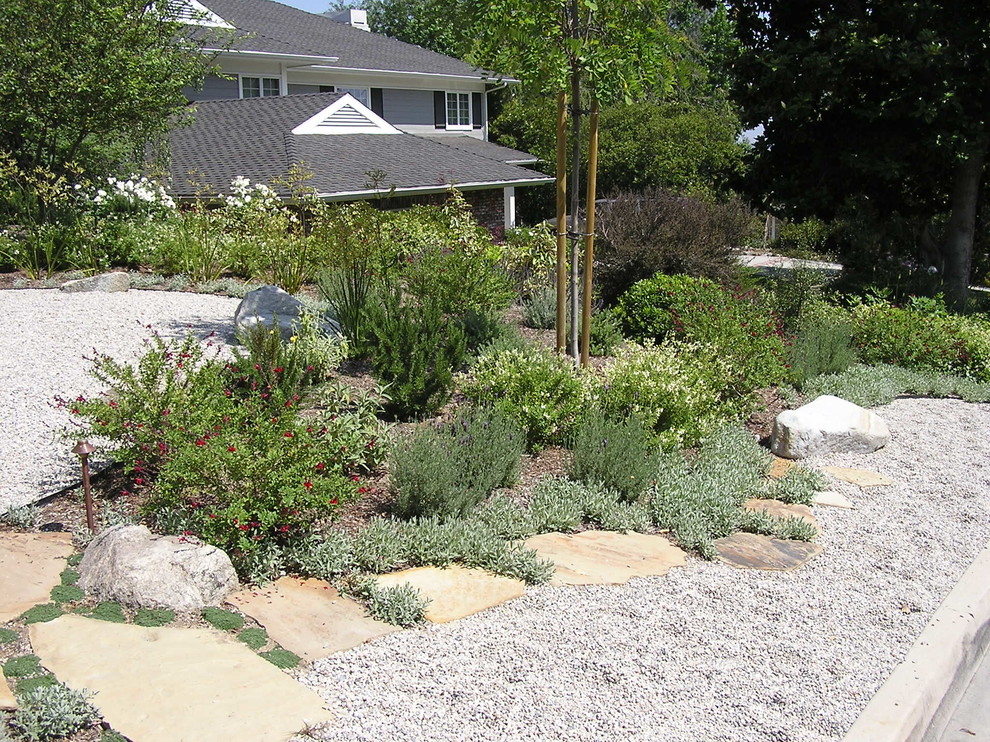 Photo of a traditional partial sun front yard gravel landscaping in Los Angeles for fall.