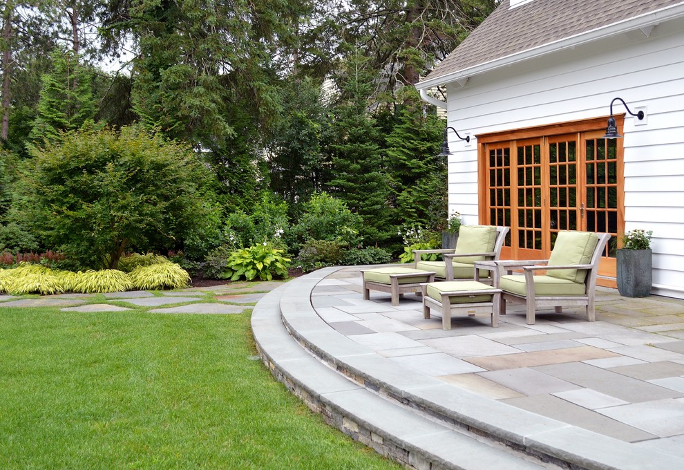ボストンにある高級な広いトラディショナルスタイルのおしゃれな裏庭 (日向、天然石敷き) の写真