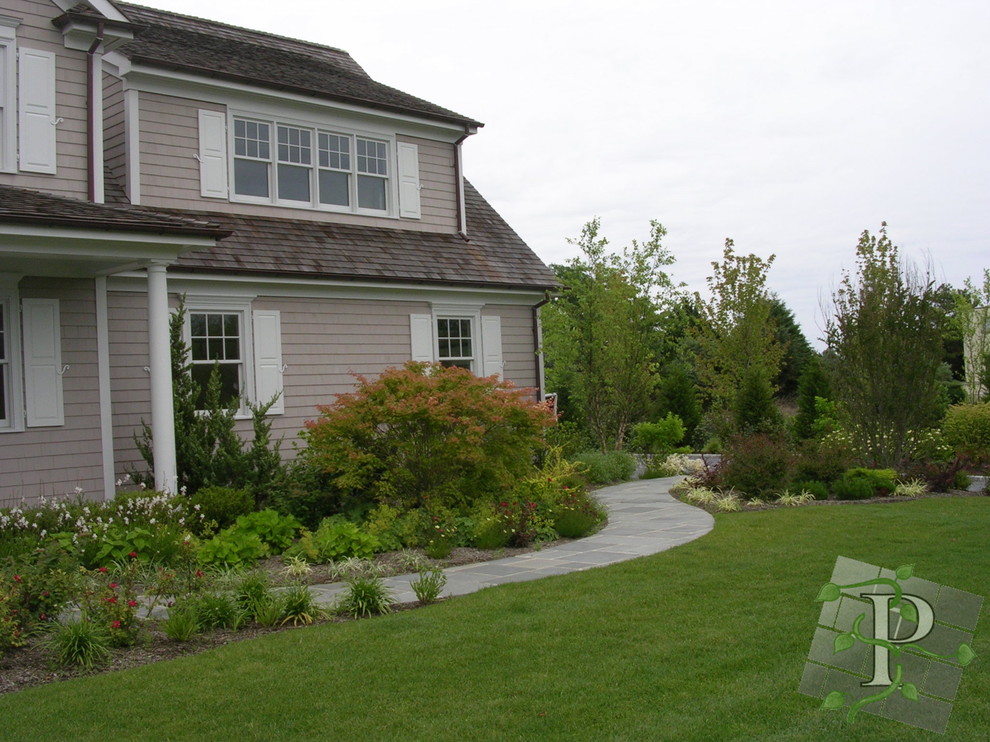 Idee per un giardino chic davanti casa con pavimentazioni in pietra naturale