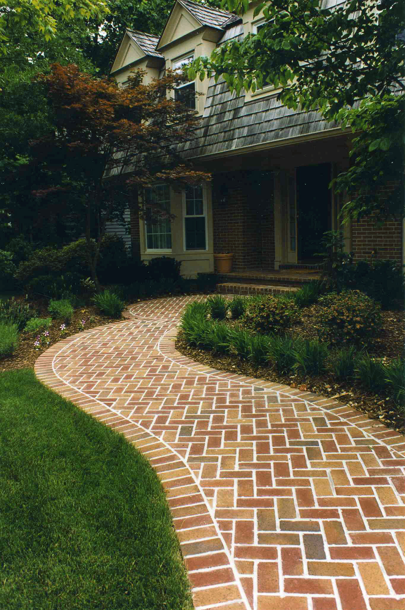 Curved Brick Walkway Traditional, Curved Landscaping Bricks