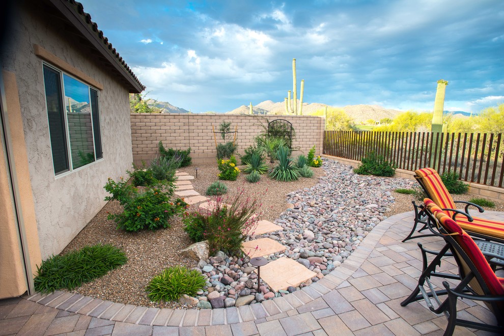 Idee per un giardino xeriscape american style esposto a mezz'ombra di medie dimensioni e dietro casa in estate con fontane e ghiaia