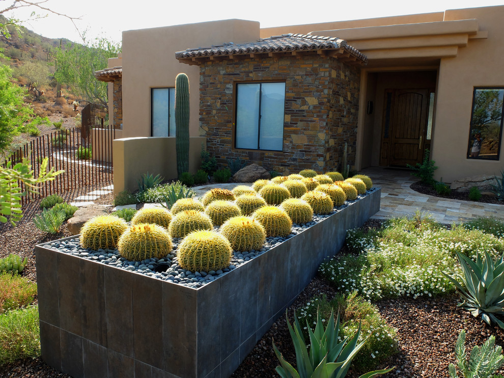 Modelo de jardín de secano de estilo americano extra grande en verano en patio trasero con brasero, exposición total al sol y adoquines de piedra natural
