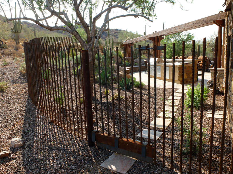 Idee per un ampio giardino xeriscape stile americano esposto in pieno sole dietro casa in estate con un focolare e pavimentazioni in pietra naturale