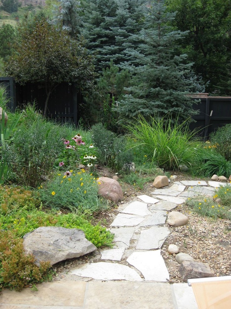 Esempio di un giardino chic esposto a mezz'ombra di medie dimensioni e dietro casa in estate con pavimentazioni in pietra naturale