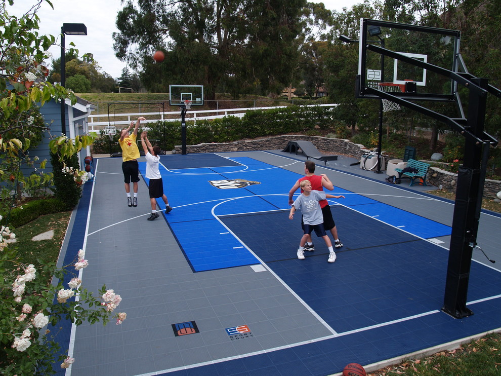 Inspiration for a mid-sized modern partial sun backyard outdoor sport court in New York.