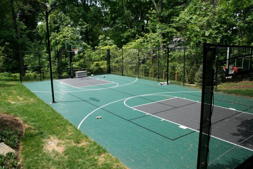Immagine di un grande campo sportivo esterno moderno esposto a mezz'ombra dietro casa con uno spazio giochi