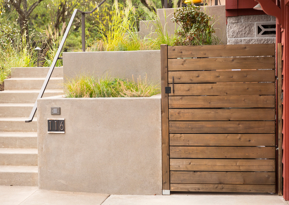 Esempio di un giardino xeriscape minimalista esposto a mezz'ombra di medie dimensioni e davanti casa con un ingresso o sentiero e pavimentazioni in cemento