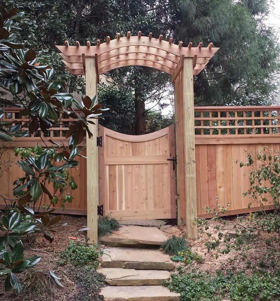 Idee per un giardino tradizionale esposto in pieno sole di medie dimensioni e dietro casa con pavimentazioni in pietra naturale e un ingresso o sentiero