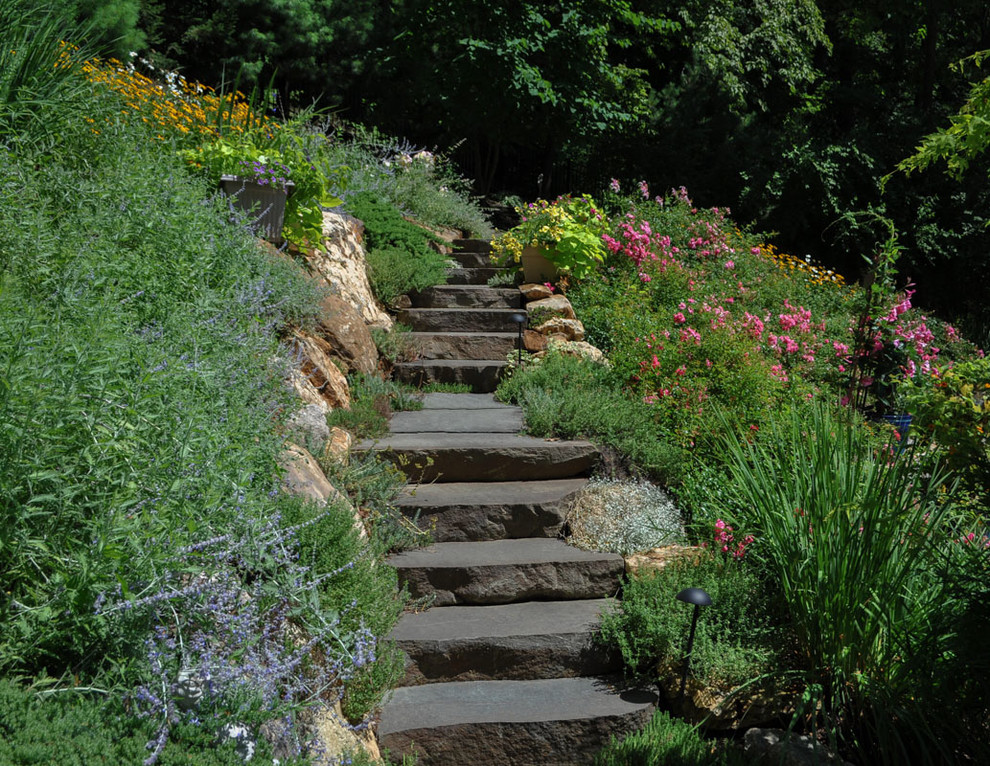 Exemple d'un jardin à la française chic de taille moyenne et l'été avec une pente, une colline ou un talus, une exposition ensoleillée, des pavés en pierre naturelle et pierres et graviers.
